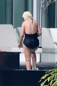 christina-aguilra-in-swimsuit-at-a-pool-in-miami-02-12-2021-3.jpg