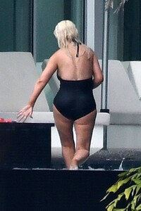 christina-aguilra-in-swimsuit-at-a-pool-in-miami-02-12-2021-4.jpg