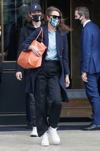 christy-turlington-leaves-her-hotel-in-paris-01-28-2021-1.jpg