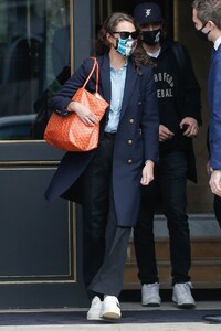 christy-turlington-leaves-her-hotel-in-paris-01-28-2021-2.jpg