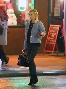 diane_kruger_out_and_about2.jpg