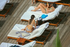 eiza-gonzalez-bikini-honolulu-fevrier-2021-07-scaled.jpg