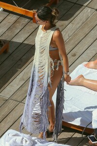 eiza-gonzalez-bikini-honolulu-fevrier-2021-20-scaled.jpg