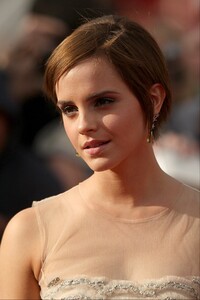 emma-watson_46h2fs9rfp8.jpg