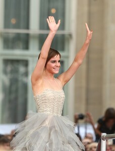 emma-watson_8j5g1vpez1t.jpg