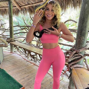 goldenbarbie_2021.2.22_1e5ase.jpg