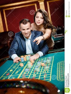 homem-acompanhado-da-mulher-na-tabela-do-casino-29428599.jpg