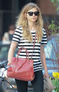 imogen-poots-out-in-new-york-city-may-2015_2.jpg