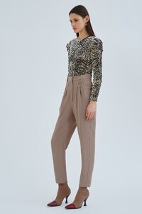 instinctive_top_010-black_w_stone_leopard_decorous_pant_232-stone_nh_3872-edit.jpg