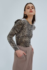 instinctive_top_010-black_w_stone_leopard_decorous_pant_232-stone_nh_3880-edit.jpg