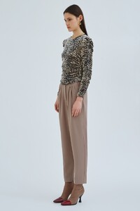 instinctive_top_010-black_w_stone_leopard_decorous_pant_232-stone_nh_3890-edit.jpg