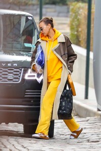 irina-shayk-getting-a-ride-with-vito-schnabel-in-new-york-02-26-2021-3.jpg