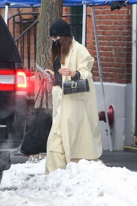 irina-shayk-leaves-her-apartment-in-new-york-02-19-2021-0.jpg