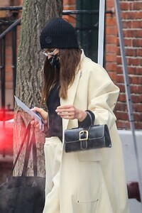 irina-shayk-leaves-her-apartment-in-new-york-02-19-2021-1.jpg