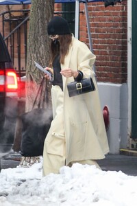 irina-shayk-leaves-her-apartment-in-new-york-02-19-2021-4.jpg