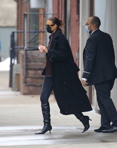 irina-shayk-out-in-new-york-02-23-2021-2.jpg