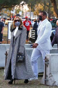 jennifer-lopez-arriving-at-the-super-bowl-in-tampa-02-07-2021-1.jpg