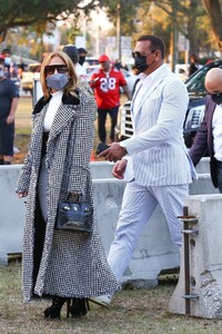 jennifer-lopez-arriving-at-the-super-bowl-in-tampa-02-07-2021-2.jpg