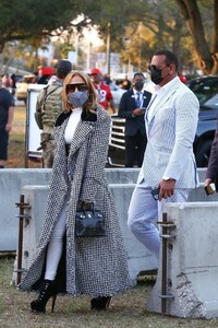 jennifer-lopez-arriving-at-the-super-bowl-in-tampa-02-07-2021-4.jpg