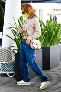 jennifer-lopez-out-for-lunch-in-miami-01-31-2021-4.jpg