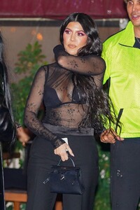 kourtney-kardashian-out-for-dinner-in-beverly-hills-02-24-2021-5.jpg