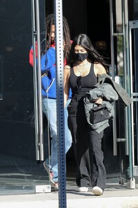 kourtney-kardashian-shoping-for-furniture-in-west-hollywood-02-12-2021-0.jpg