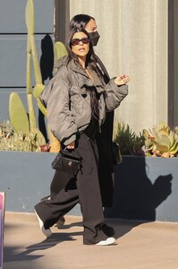 kourtney-kardashian-shoping-for-furniture-in-west-hollywood-02-12-2021-1.jpg