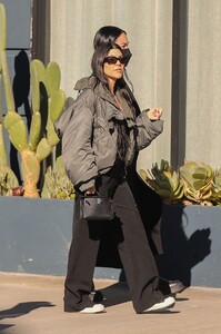 kourtney-kardashian-shoping-for-furniture-in-west-hollywood-02-12-2021-3.jpg