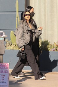 kourtney-kardashian-shoping-for-furniture-in-west-hollywood-02-12-2021-4.jpg