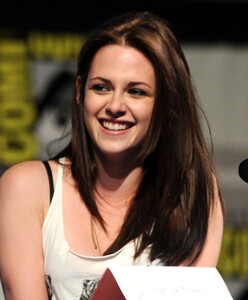 kristen-stewart-hq-photos-serie-1_9vzw5hy4hs1.jpg