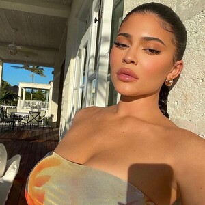 kyliejenner_2021.2.16_z52gvt.jpg