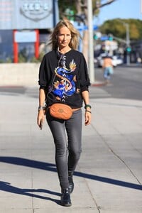 lady-victoria-hervey-at-cvs-pharmacy-in-los-angeles-02-22-2021-0.jpg