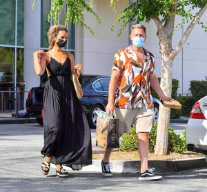 leona-lewis-and-dennis-jauch-out-shopping-in-calabasas-05-17-2020-1.jpg