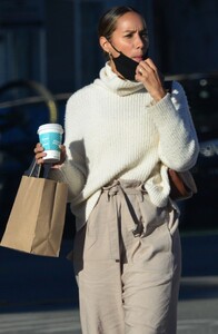 leona-lewis-out-with-her-dog-in-santa-monica-02-12-2021-8.jpg