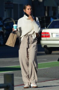 leona-lewis-out-with-her-dog-in-santa-monica-02-12-2021-9.jpg