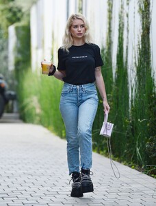 lottie-moss-leaves-s.o.l-cafe-in-west-hollywood-02-12-2021-4.jpg