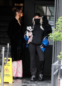 lottie-moss-out-with-her-dog-in-los-angeles-01-29-2021-3.jpg