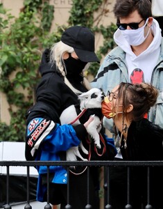 lottie-moss-out-with-her-dog-in-los-angeles-01-29-2021-4.jpg