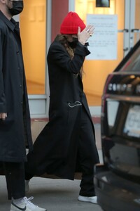 mary-kate-olsen-leaves-maison-mayle-in-new-york-02-25-2021-2.jpg