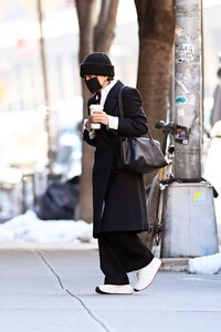 mary-kate-olsen-out-in-new-york-02-11-2021-0.jpg