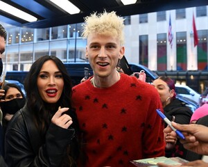 megan-fox-at-the-rockefeller-center-in-new-york-01-30-2021-11.jpg