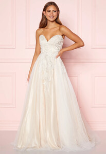 moments-new-york-estelle-wedding-gown-white.jpg