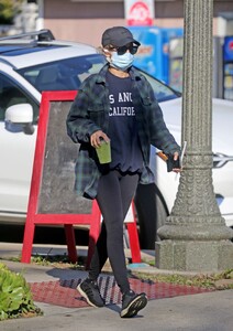 nicole-richie-at-a-farmers-market-in-los-angeles-02-07-2021-0.jpg