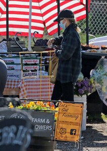 nicole-richie-at-a-farmers-market-in-los-angeles-02-07-2021-4.jpg