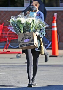 nicole-richie-at-a-farmers-market-in-los-angeles-02-07-2021-5.jpg