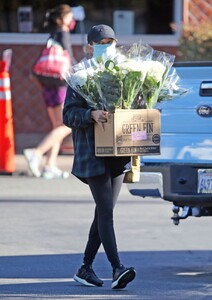 nicole-richie-at-a-farmers-market-in-los-angeles-02-07-2021-6.jpg