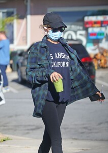 nicole-richie-at-a-farmers-market-in-los-angeles-02-07-2021-8.jpg