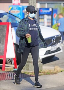 nicole-richie-at-a-farmers-market-in-los-angeles-02-07-2021-9.jpg