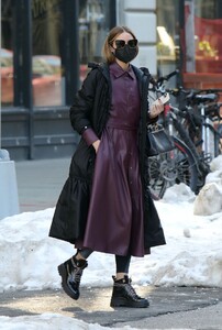 olivia-palermo-out-in-dumbo-brooklyn-02-10-2021-0.jpg
