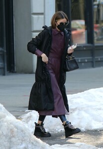 olivia-palermo-out-in-dumbo-brooklyn-02-10-2021-1.jpg
